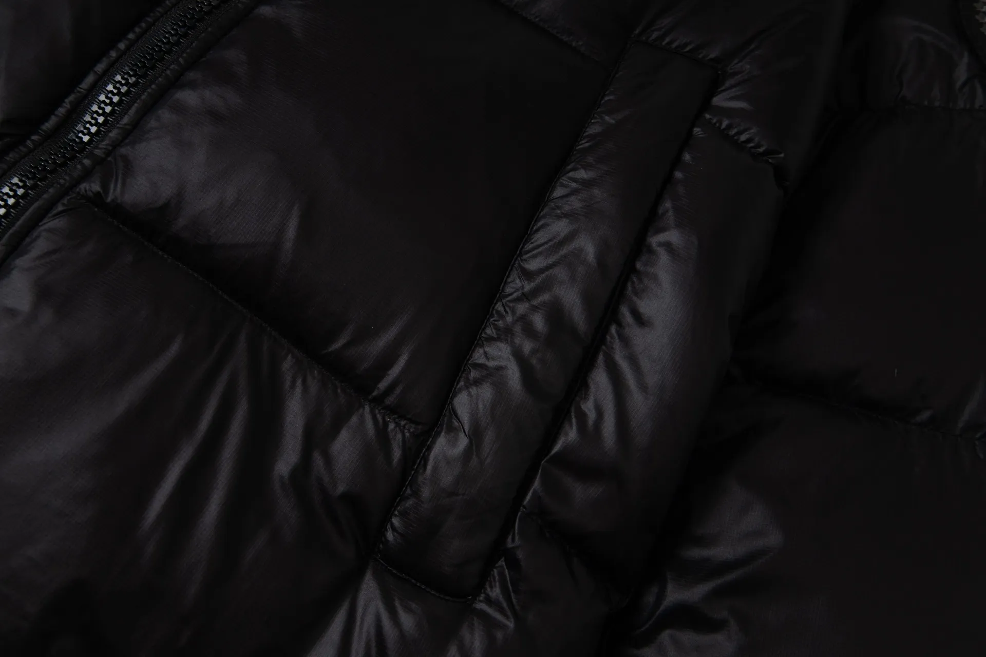 P790 model number: G122 Canada Goose's new Crofton series of lightweight couple's hooded down jacket 1️⃣The fabric is made of recycled Feather-Light tear-resistant fabric, which is ultra-light and has no sense of weight on the upper body. The unique black label highlights the temperament. The interior is filled with white duck down, making the upper body very light and comfortable! 2️⃣It is very youthful and energetic, and can be easily worn by both men and women. It is very in line with the fashion aesthetic concepts of today's young people! 3️⃣ Full set of customized accessories, complete with three standards, same style for men and women, a must-have for couples Color: Picture color Size: S, M, L, XL